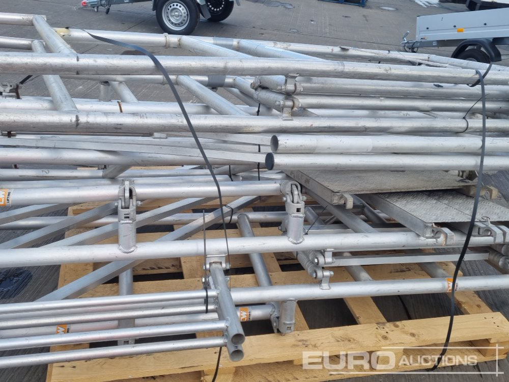 Matériel de chantier Pallet of Folding Aluminium Scaffolding: photos 10