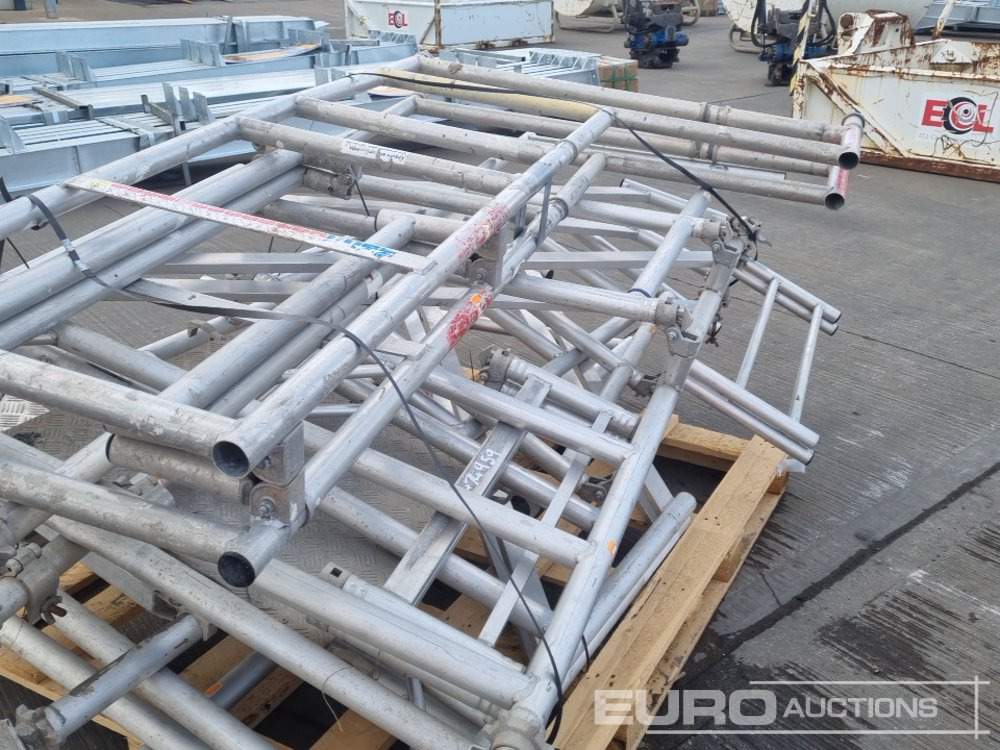 Matériel de chantier Pallet of Folding Aluminium Scaffolding: photos 14