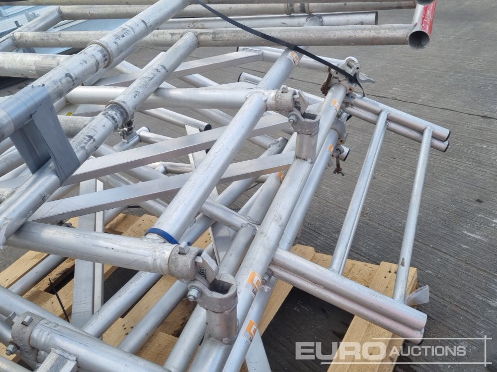 Matériel de chantier Pallet of Folding Aluminium Scaffolding: photos 16