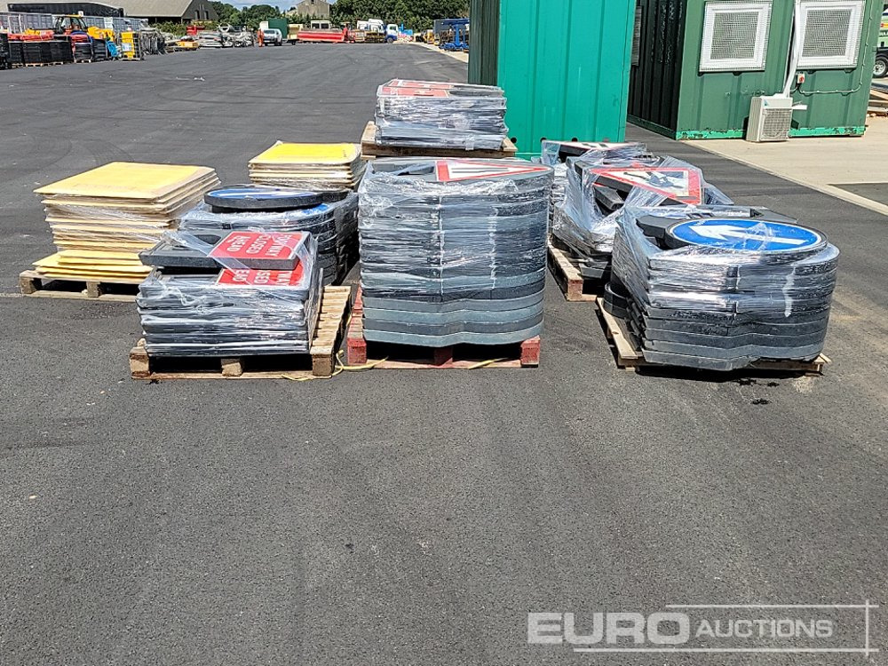 Pallet of Road Signs (7 of), Pallet of Driveway Boards (2 of) - Matériel de chantier: photos 2 Pallet of Road Signs (7 of), Pallet of Driveway Boards (2 of) - Matériel de chantier: photos 2