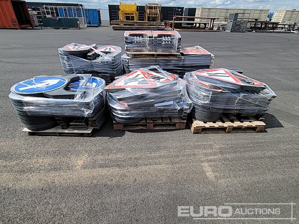 Pallet of Road Signs (7 of), Pallet of Driveway Boards (2 of) - Matériel de chantier: photos 4 Pallet of Road Signs (7 of), Pallet of Driveway Boards (2 of) - Matériel de chantier: photos 4