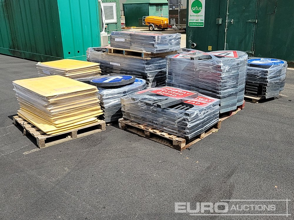 Pallet of Road Signs (7 of), Pallet of Driveway Boards (2 of) - Matériel de chantier: photos 1 Pallet of Road Signs (7 of), Pallet of Driveway Boards (2 of) - Matériel de chantier: photos 1