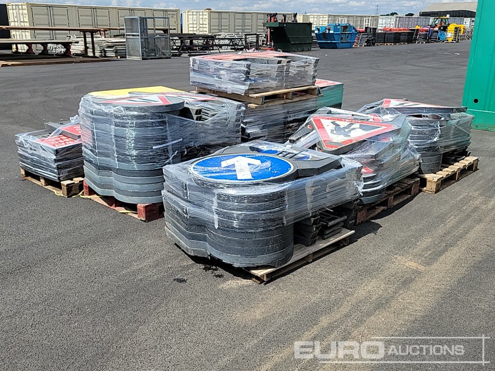 Pallet of Road Signs (7 of), Pallet of Driveway Boards (2 of) - Matériel de chantier: photos 3 Pallet of Road Signs (7 of), Pallet of Driveway Boards (2 of) - Matériel de chantier: photos 3