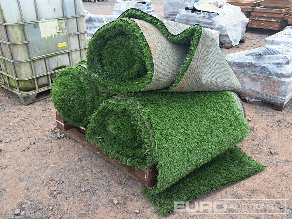 Roll of Artificial Grass (3 of) - Outil/ Équipement: photos 1 Roll of Artificial Grass (3 of) - Outil/ Équipement: photos 1