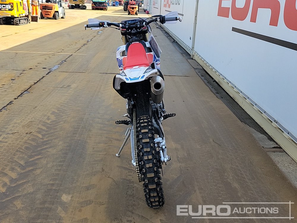 Unused 2025 Apollo Storm 300cc Motorcross Bike, 21" Front, 18" Rear Tyres, Electric Start, Air Cooled, Hydraulic Suspension, Disc Brakes, Lighting Kit (UNASSEMBLED) - Motocyclette: photos 4 Unused 2025 Apollo Storm 300cc Motorcross Bike, 21" Front, 18" Rear Tyres, Electric Start, Air Cooled, Hydraulic Suspension, Disc Brakes, Lighting Kit (UNASSEMBLED) - Motocyclette: photos 4