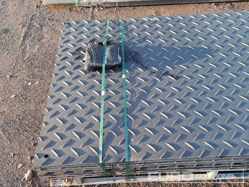 Unused 8' x 4' Plastic Road Mats (10 of) - Matériel de chantier: photos 5 Unused 8' x 4' Plastic Road Mats (10 of) - Matériel de chantier: photos 5