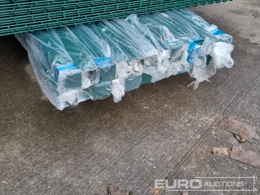 Matériel de chantier Unused Galvanised & Powder Coated Heavy Duty (5mm) Wire Mesh Fencing, 25 x H2.4m x W2.2m Panels, 26 x 60mm x 60mm x3m Posts, with Fittings (Green): photos 20