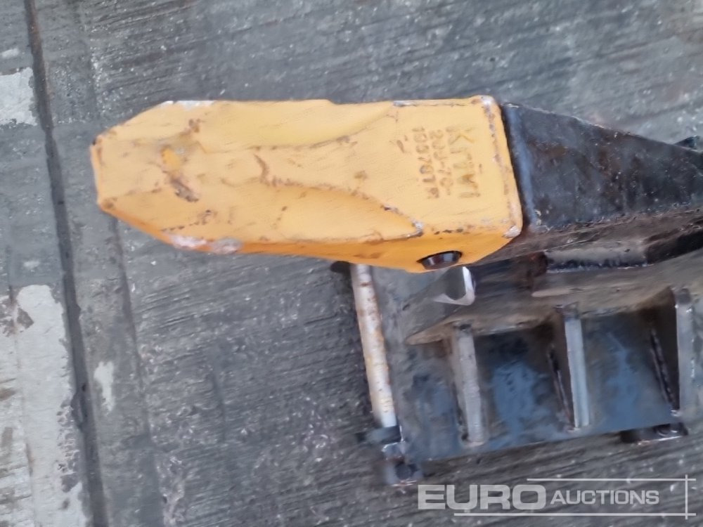 Godet neuf Unused Ripper 65mm Pin to suit 13 Ton Excavator: photos 10 Godet neuf Unused Ripper 65mm Pin to suit 13 Ton Excavator: photos 10