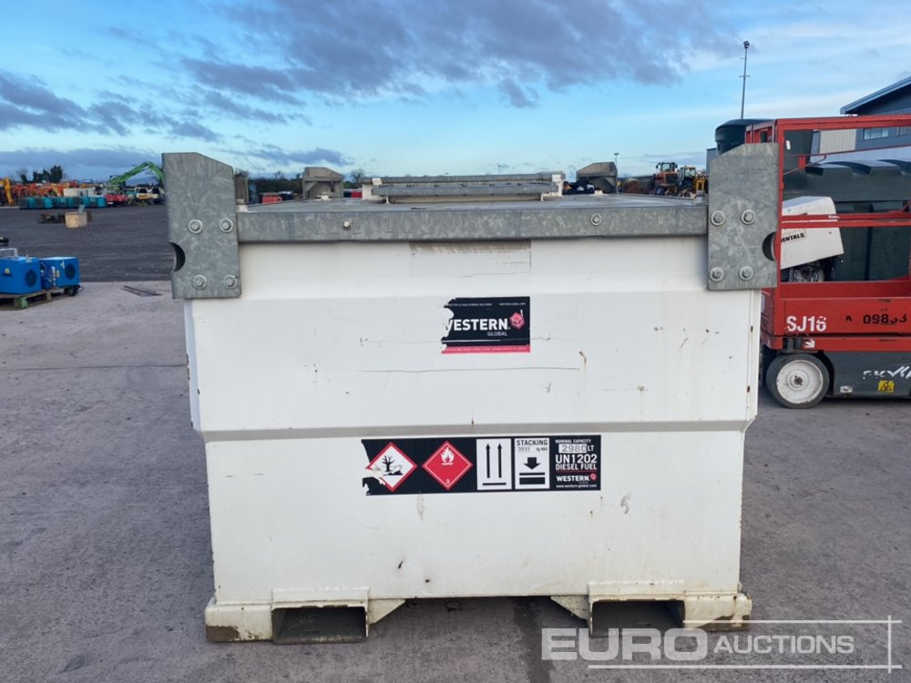 Western 2980 LitreStatic Bunded Fuel Bowser - Cuve de stockage: photos 4 Western 2980 LitreStatic Bunded Fuel Bowser - Cuve de stockage: photos 4