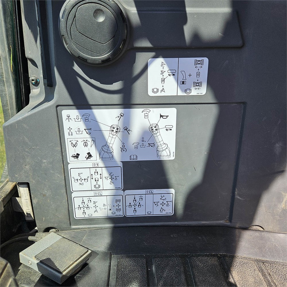 Mini pelle Caterpillar 302.7 CR: photos 22