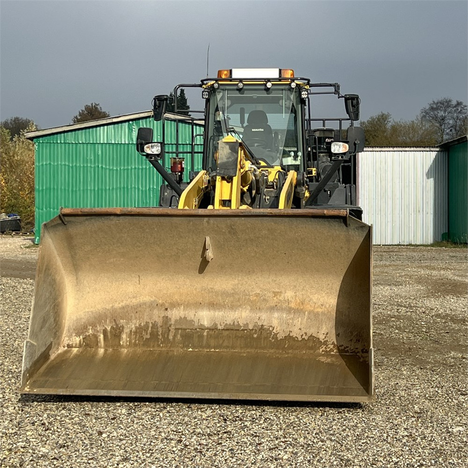 Komatsu WA480-8 - Chargeuse sur pneus: photos 2 Komatsu WA480-8 - Chargeuse sur pneus: photos 2