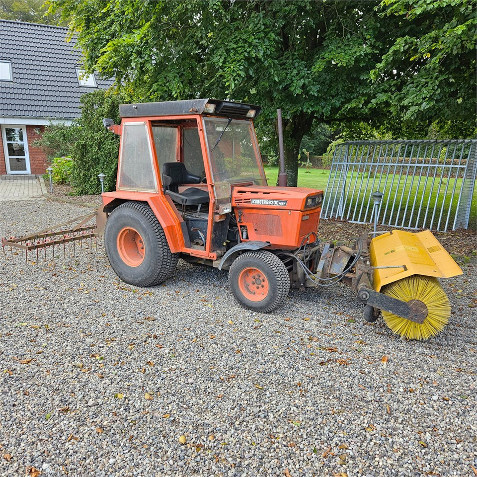 Kubota B8200 - Tracteur communal: photos 2 Kubota B8200 - Tracteur communal: photos 2