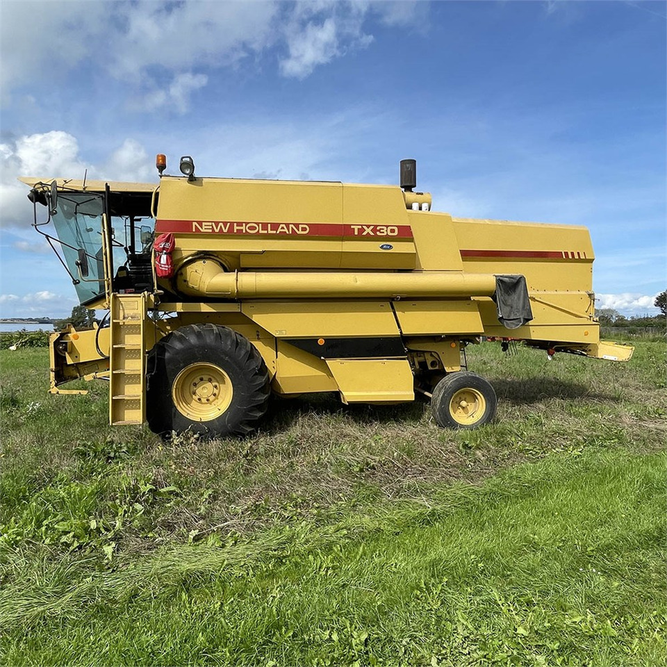 New Holland TX 30 - Moissonneuse-batteuse: photos 3 New Holland TX 30 - Moissonneuse-batteuse: photos 3