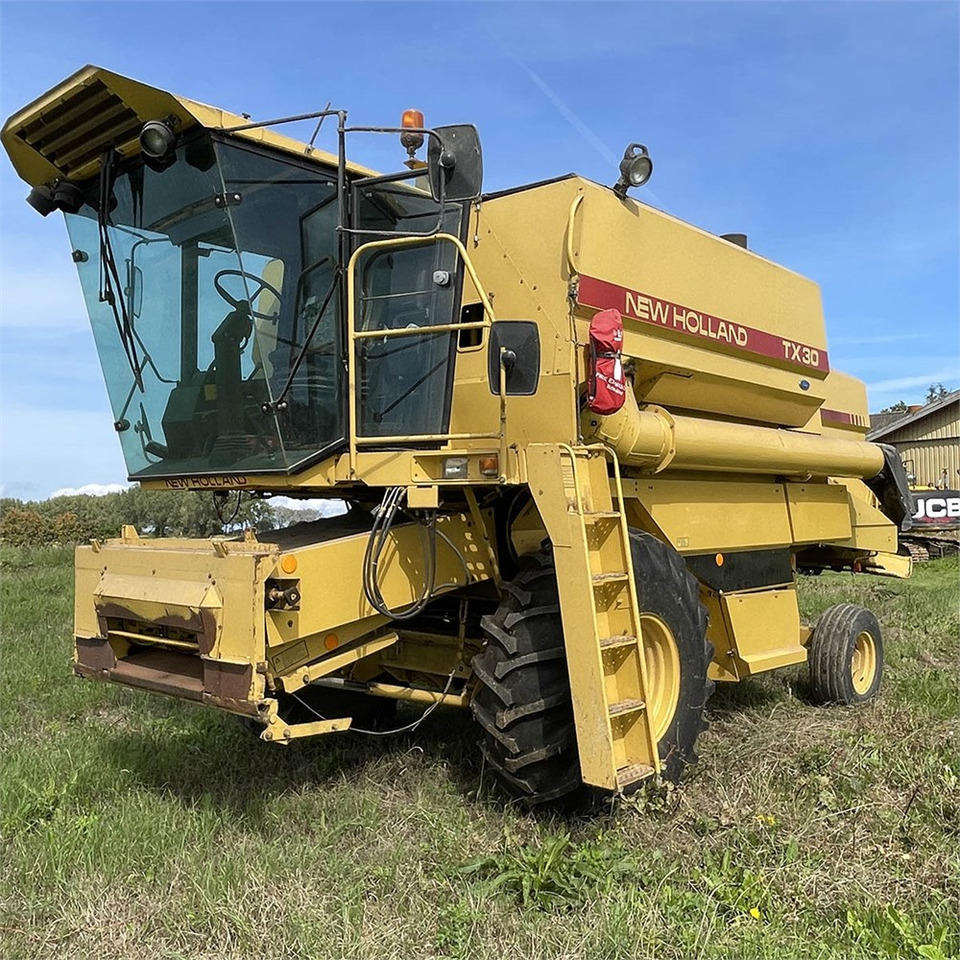 New Holland TX 30 - Moissonneuse-batteuse: photos 2 New Holland TX 30 - Moissonneuse-batteuse: photos 2