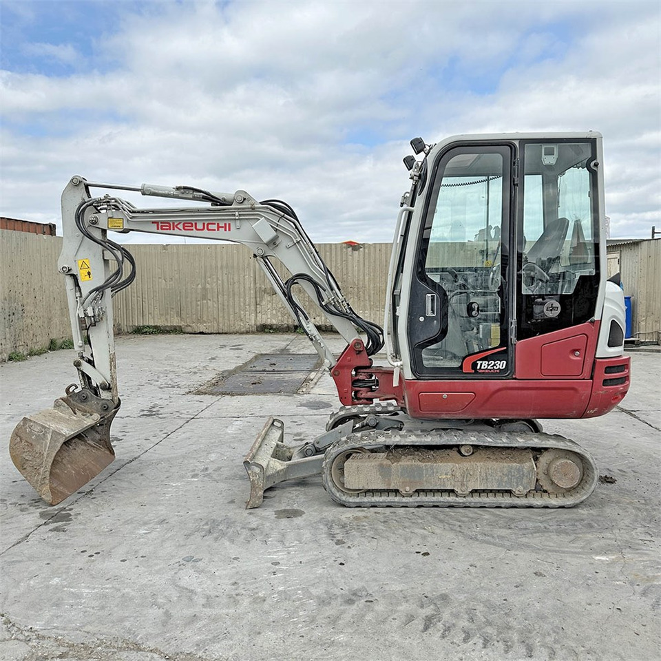 Takeuchi TB230 - Mini pelle: photos 2 Takeuchi TB230 - Mini pelle: photos 2