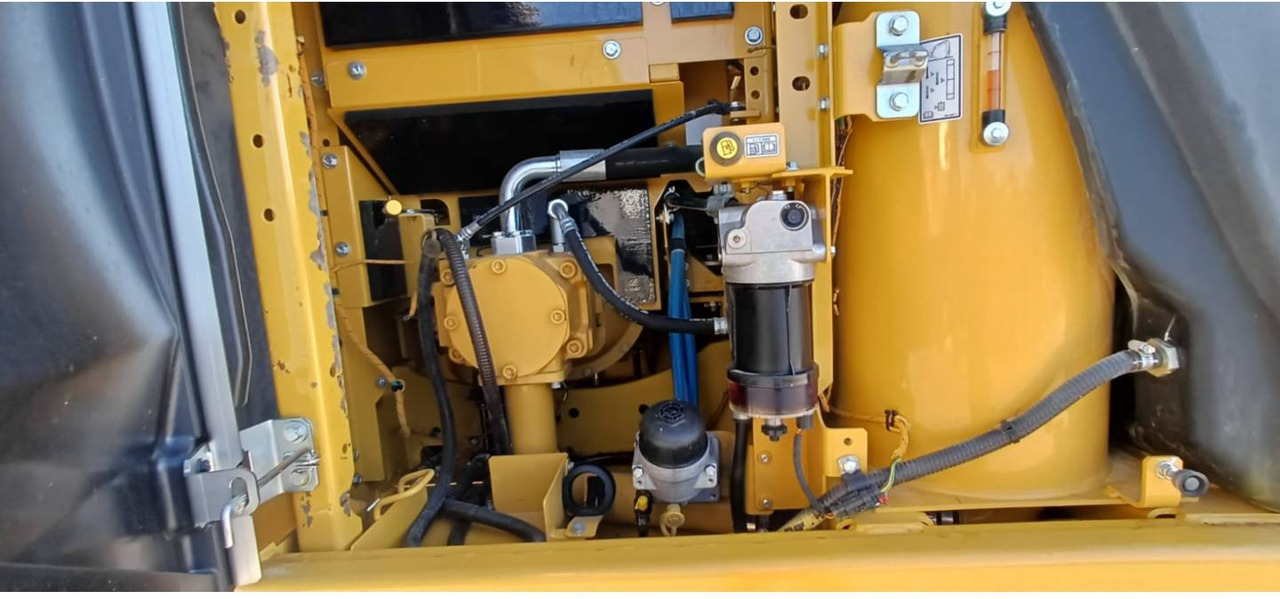 Pelle sur chenille CAT 317 GC: photos 25