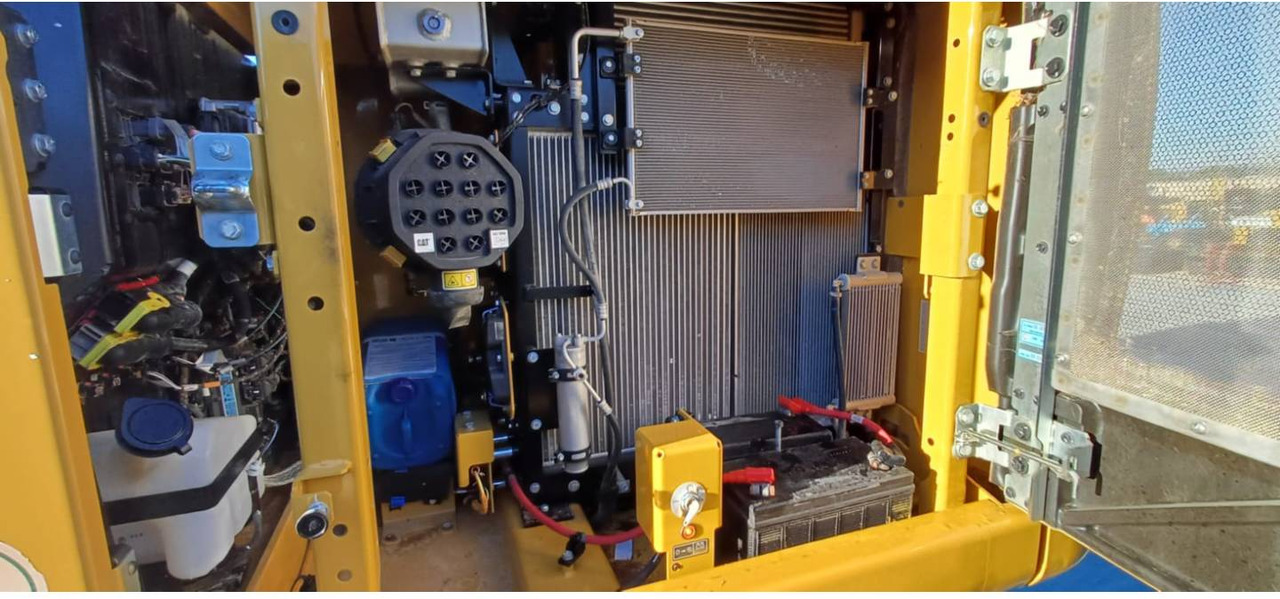 Pelle sur chenille CAT 317 GC: photos 24