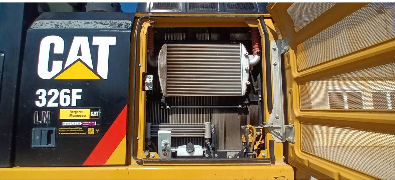 Pelle sur chenille CAT 326F: photos 22