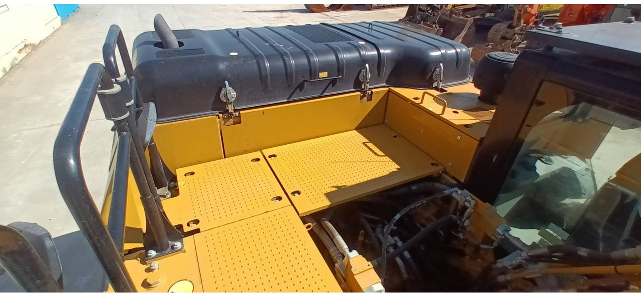 Pelle sur chenille CAT 326F: photos 25