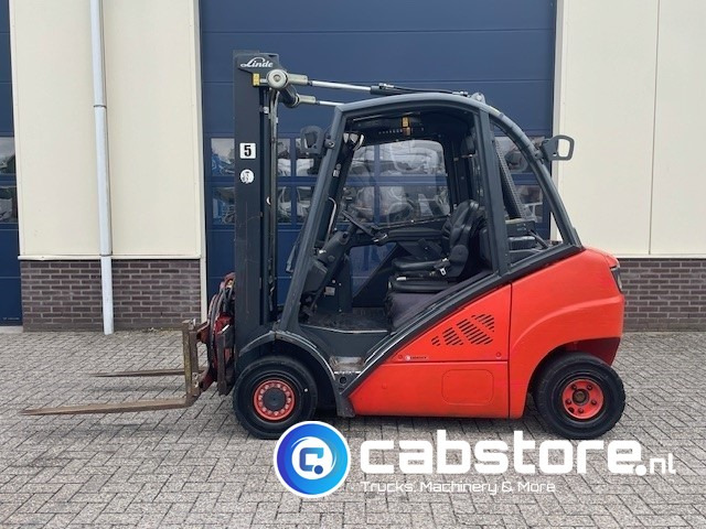 Linde H25D Forklift - Heftruck - Bouwjaar 2011 - Roterende vorkenklem - Freelift - Lifthoogte 480 cm - Chariot élévateur diesel: photos 2 Linde H25D Forklift - Heftruck - Bouwjaar 2011 - Roterende vorkenklem - Freelift - Lifthoogte 480 cm - Chariot élévateur diesel: photos 2