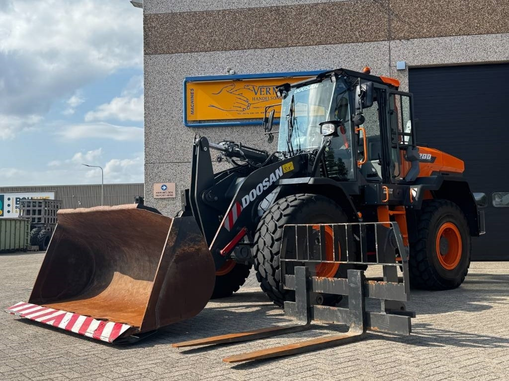 Doosan DEVELON / DOOSAN DL200-7, central lubrication, 202 - Mini chargeuse: photos 1 Doosan DEVELON / DOOSAN DL200-7, central lubrication, 202 - Mini chargeuse: photos 1