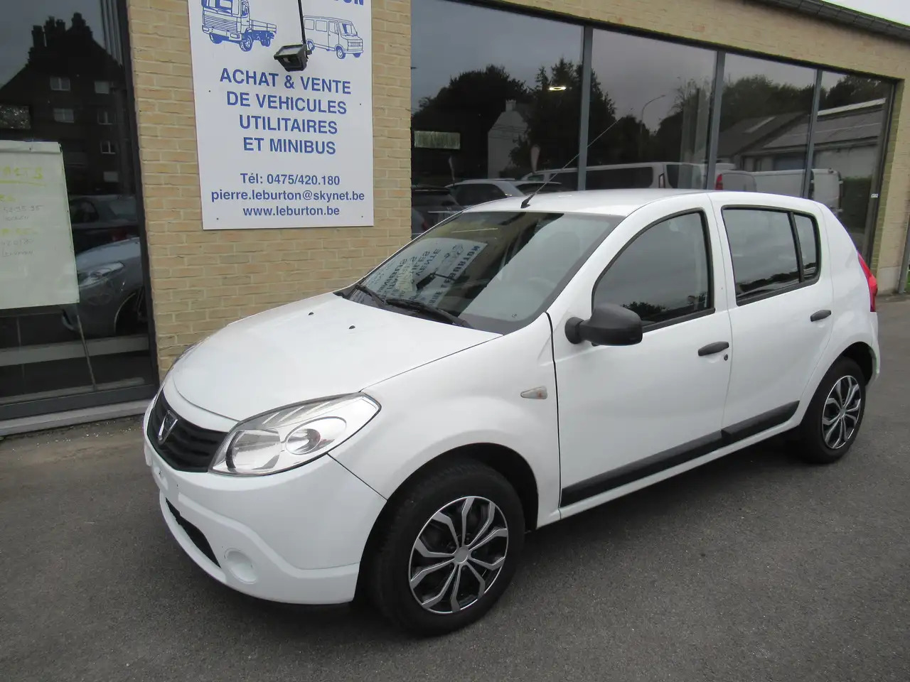 Dacia Sandero Sandero 1.2i Ambiance - Voiture: photos 1 Dacia Sandero Sandero 1.2i Ambiance - Voiture: photos 1