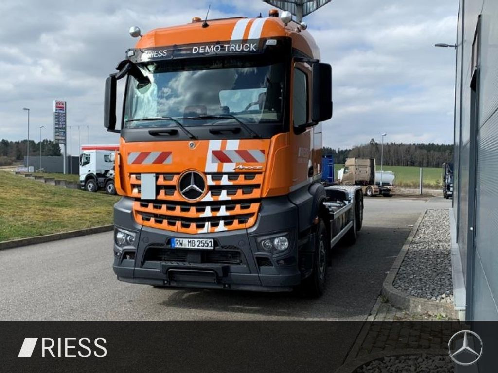 Mercedes-Benz 2551 L Abrollkipper mit HAD, gelenkter liftbarer - Camion: photos 2 Mercedes-Benz 2551 L Abrollkipper mit HAD, gelenkter liftbarer - Camion: photos 2