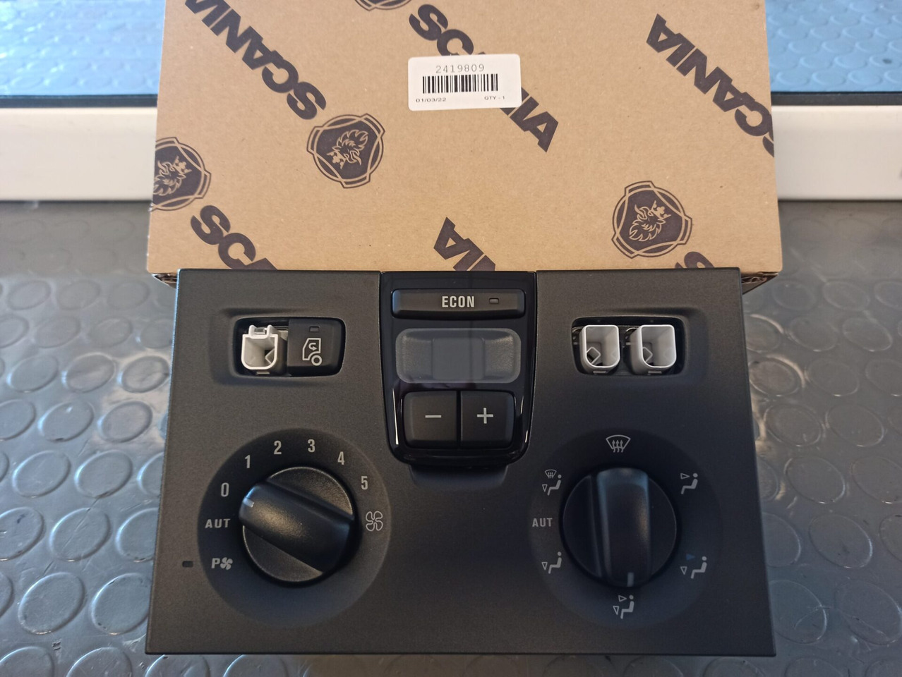 SCANIA ECU HEATER CONTROL 2419809 - Bloc de gestion pour Camion: photos 1 SCANIA ECU HEATER CONTROL 2419809 - Bloc de gestion pour Camion: photos 1