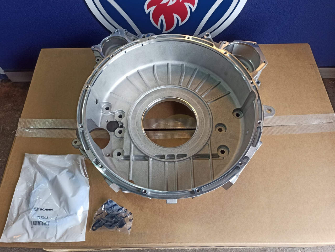 SCANIA FLYWHEEL HOUSING 2281776 - Moteur et pièces pour Camion: photos 2 SCANIA FLYWHEEL HOUSING 2281776 - Moteur et pièces pour Camion: photos 2