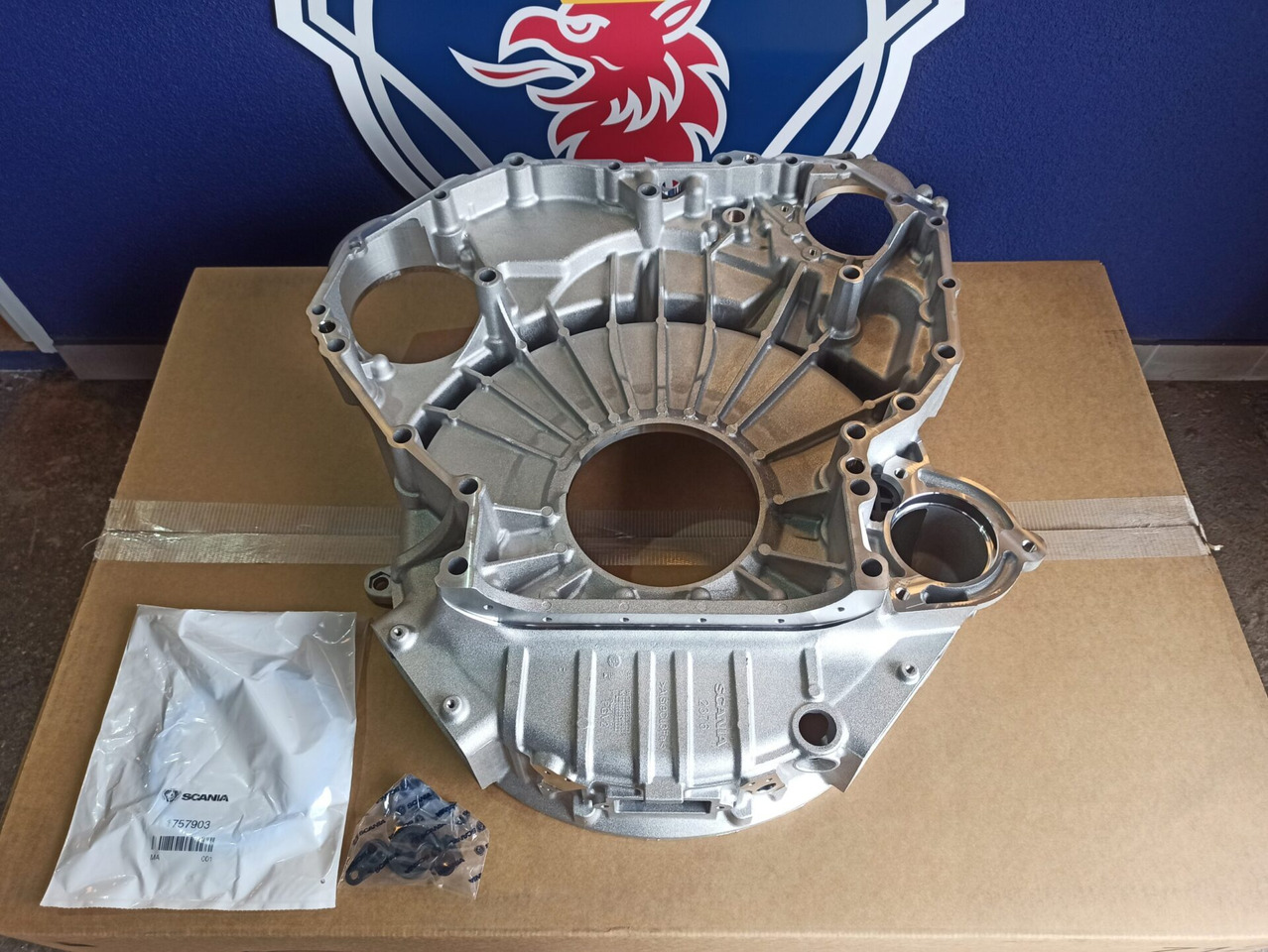 SCANIA FLYWHEEL HOUSING 2281776 - Moteur et pièces pour Camion: photos 3 SCANIA FLYWHEEL HOUSING 2281776 - Moteur et pièces pour Camion: photos 3