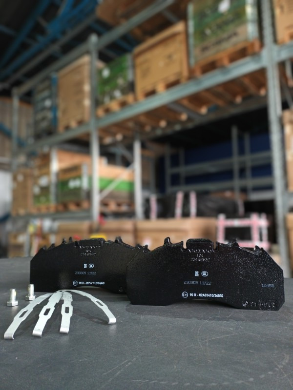 VOLVO BRAKE PAD KIT 23149532 - Plaquettes de frein pour Camion: photos 3 VOLVO BRAKE PAD KIT 23149532 - Plaquettes de frein pour Camion: photos 3