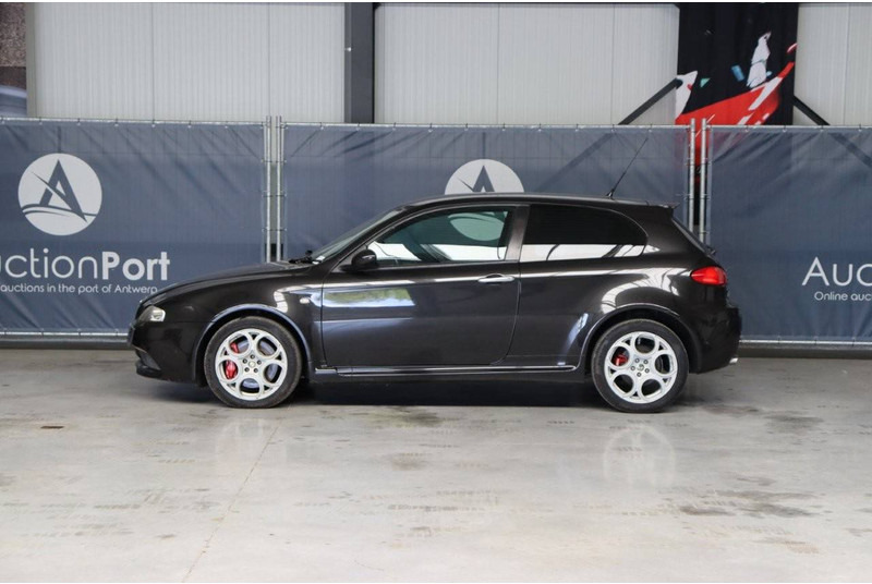 Alfa Romeo 147 3.2i V6 24v GTA - Berline: photos 2 Alfa Romeo 147 3.2i V6 24v GTA - Berline: photos 2