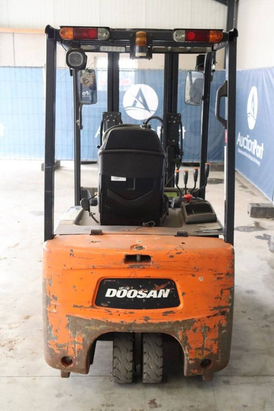 Doosan B18T-5 - Chariot élévateur électrique: photos 5 Doosan B18T-5 - Chariot élévateur électrique: photos 5