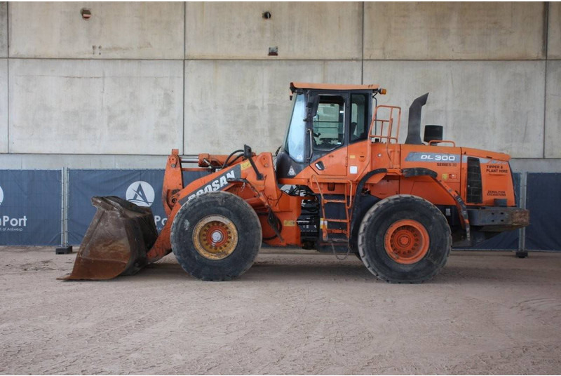 Doosan DL300 Series III - Chargeuse sur pneus: photos 2 Doosan DL300 Series III - Chargeuse sur pneus: photos 2
