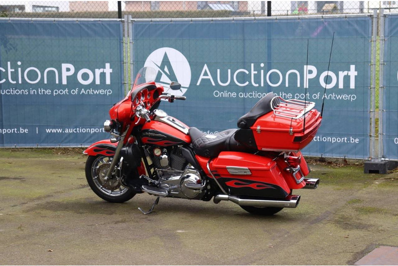 Harley-Davidson Ultra Glide CVO - Motocyclette: photos 3 Harley-Davidson Ultra Glide CVO - Motocyclette: photos 3