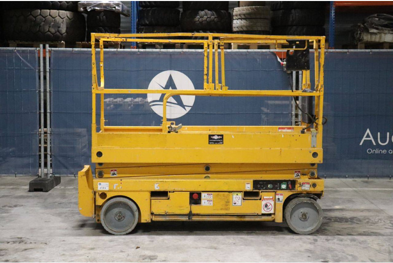 Haulotte COMPACT 8 - Nacelle ciseaux: photos 2 Haulotte COMPACT 8 - Nacelle ciseaux: photos 2