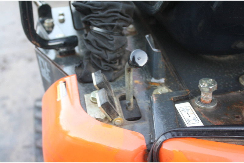 Pelle sur chenille Hitachi ZX17U-5: photos 11