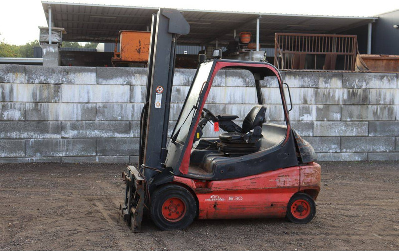 Linde E30-02 - Chariot élévateur électrique: photos 1 Linde E30-02 - Chariot élévateur électrique: photos 1