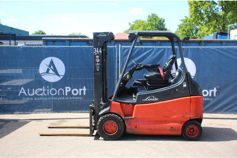 Linde E30/03 - Chariot élévateur électrique: photos 2 Linde E30/03 - Chariot élévateur électrique: photos 2