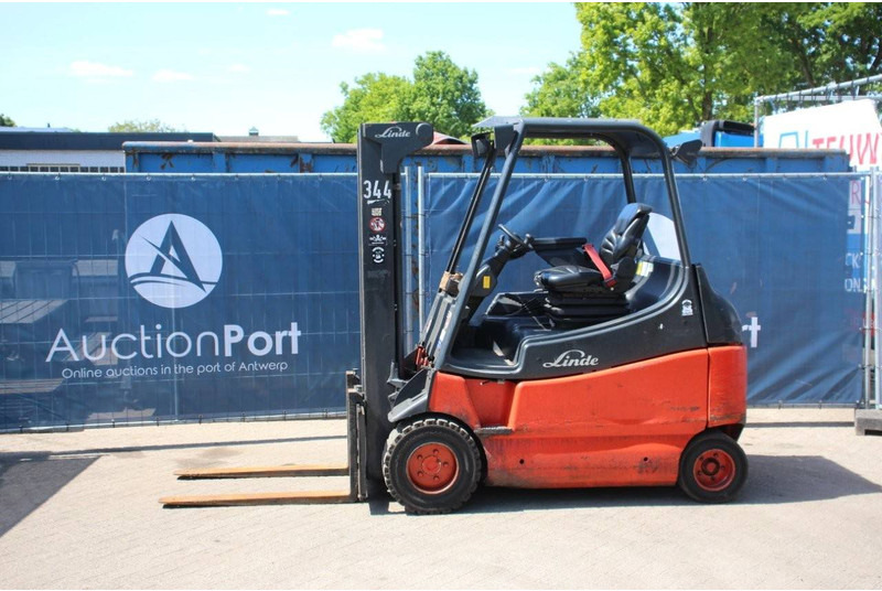 Linde E30/03 - Chariot élévateur électrique: photos 1 Linde E30/03 - Chariot élévateur électrique: photos 1