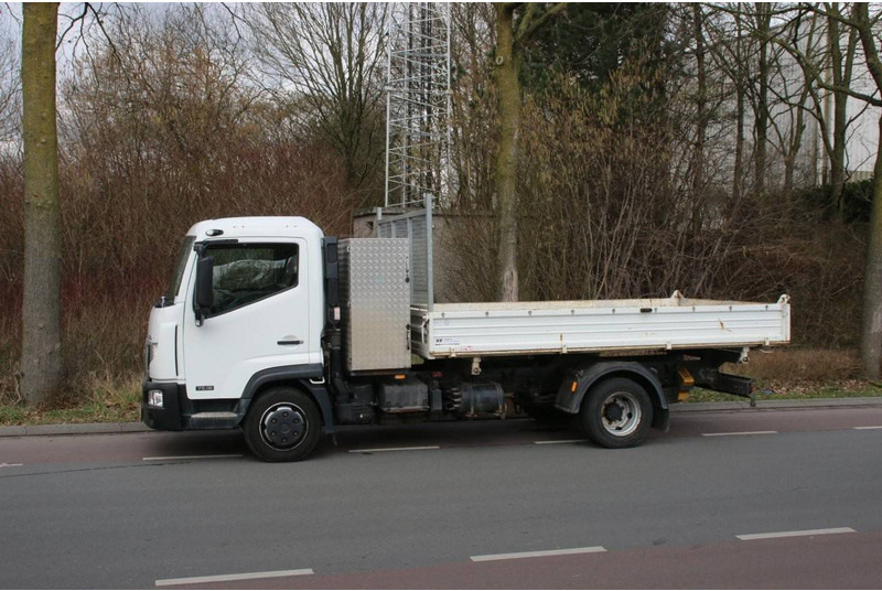 Nissan NT500 - Camion plateau: photos 1 Nissan NT500 - Camion plateau: photos 1
