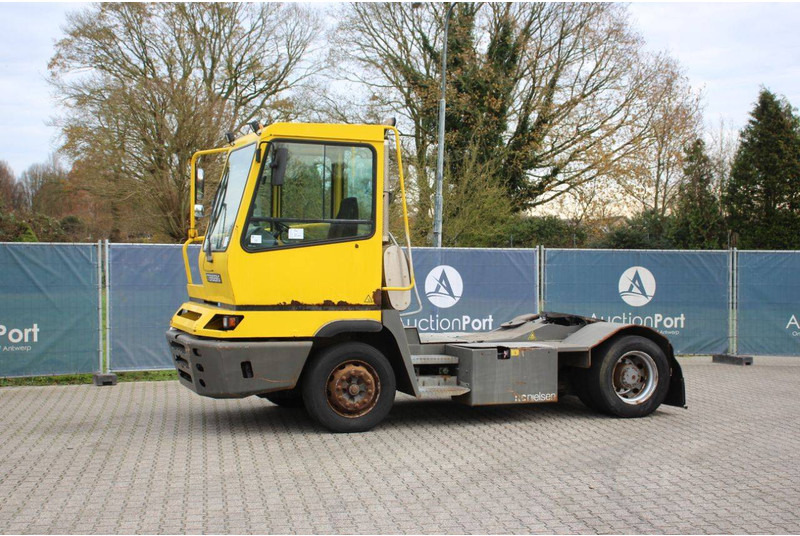 Terberg YT182 - Tracteur portuaire: photos 1 Terberg YT182 - Tracteur portuaire: photos 1