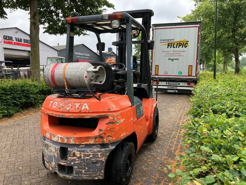 Toyota 02-7FGF30 - Chariot élévateur à gaz: photos 5 Toyota 02-7FGF30 - Chariot élévateur à gaz: photos 5