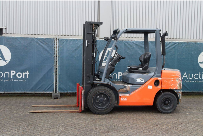 Toyota 02-8FDF30 - Chariot élévateur diesel: photos 1 Toyota 02-8FDF30 - Chariot élévateur diesel: photos 1