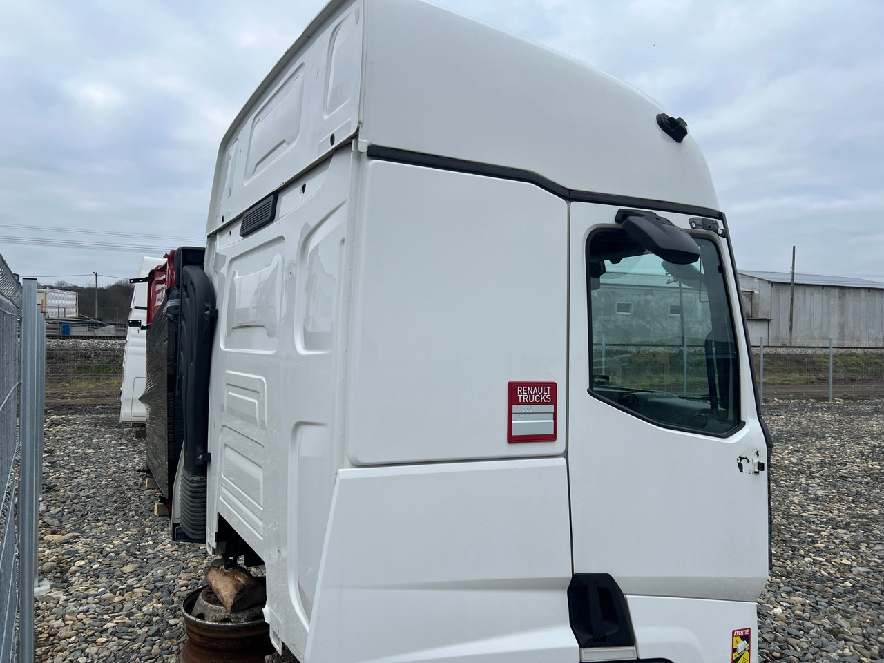 CABINA RENAULT T SLEEPER - Cabine pour Camion: photos 4 CABINA RENAULT T SLEEPER - Cabine pour Camion: photos 4