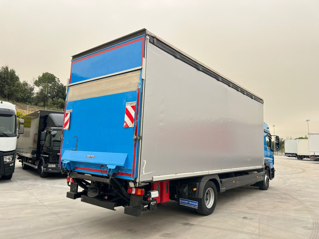 MERCEDES BENZ 13.30L Atego E6 (Tauliner) - Camion à rideaux coulissants: photos 3 MERCEDES BENZ 13.30L Atego E6 (Tauliner) - Camion à rideaux coulissants: photos 3