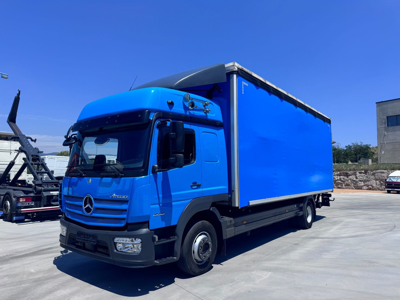 MERCEDES BENZ 13.30L Atego E6 (Tauliner) - Camion à rideaux coulissants: photos 1 MERCEDES BENZ 13.30L Atego E6 (Tauliner) - Camion à rideaux coulissants: photos 1