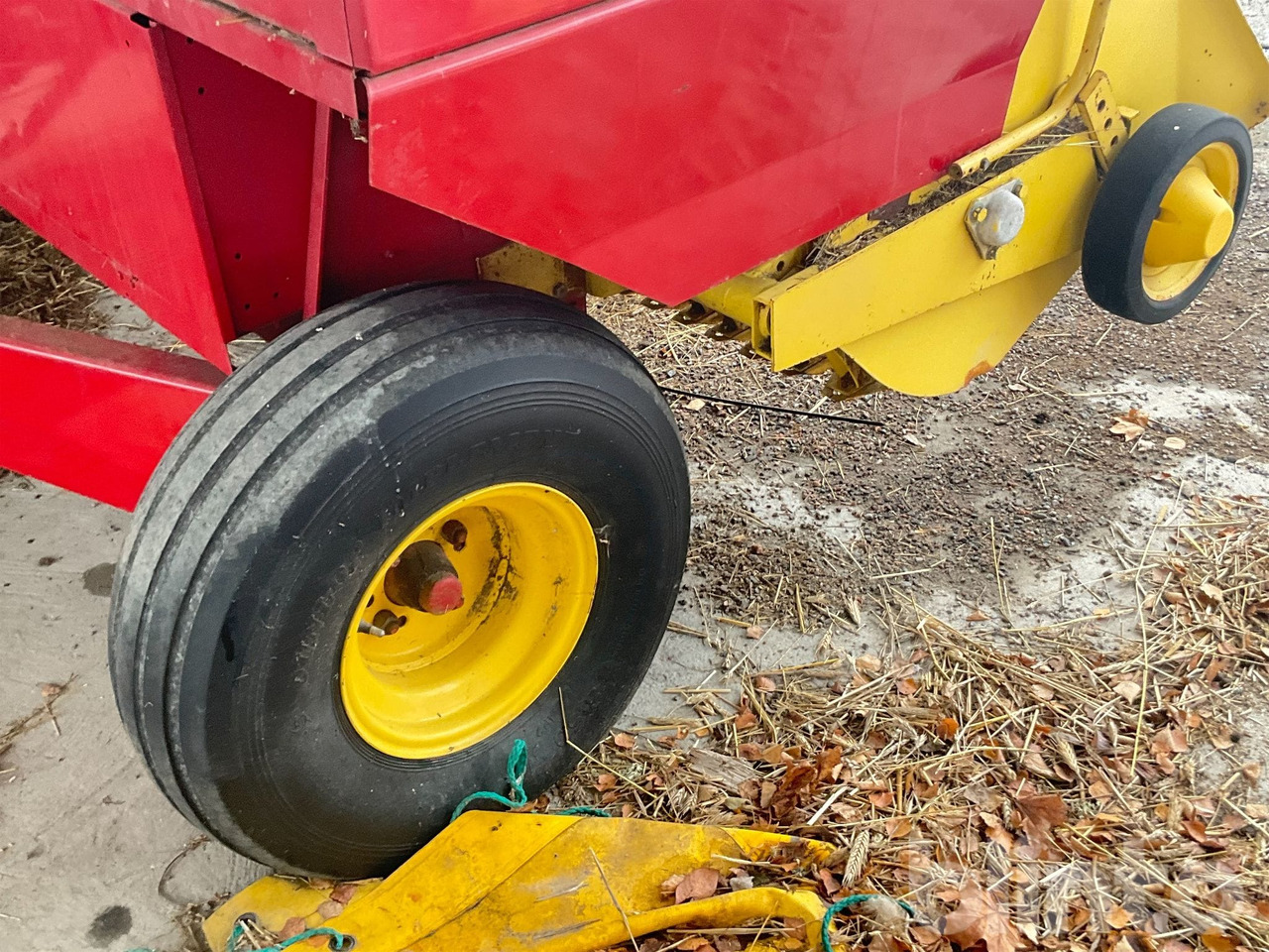 Presse à balles cubiques New Holland 377: photos 25 Presse à balles cubiques New Holland 377: photos 25