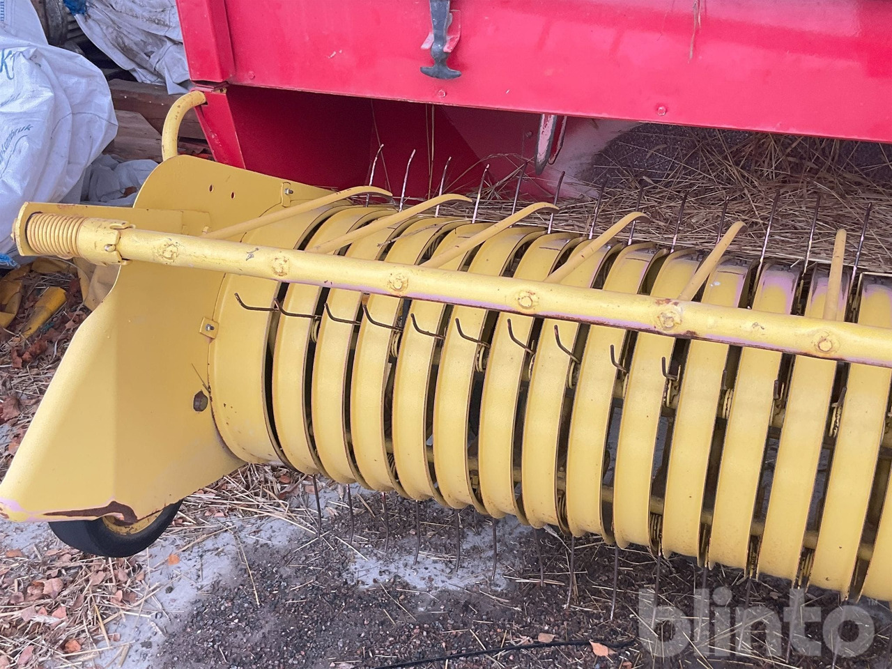 Presse à balles cubiques New Holland 377: photos 11 Presse à balles cubiques New Holland 377: photos 11