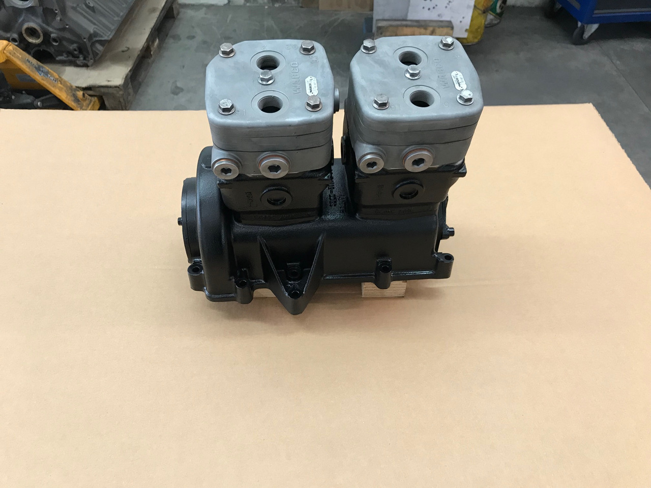 COMPRESSORE ARIA BICILINDRICO RAFFREDDATO AD ACQUA - MAN 51541007190 - Compresseur d'air: photos 3 COMPRESSORE ARIA BICILINDRICO RAFFREDDATO AD ACQUA - MAN 51541007190 - Compresseur d'air: photos 3